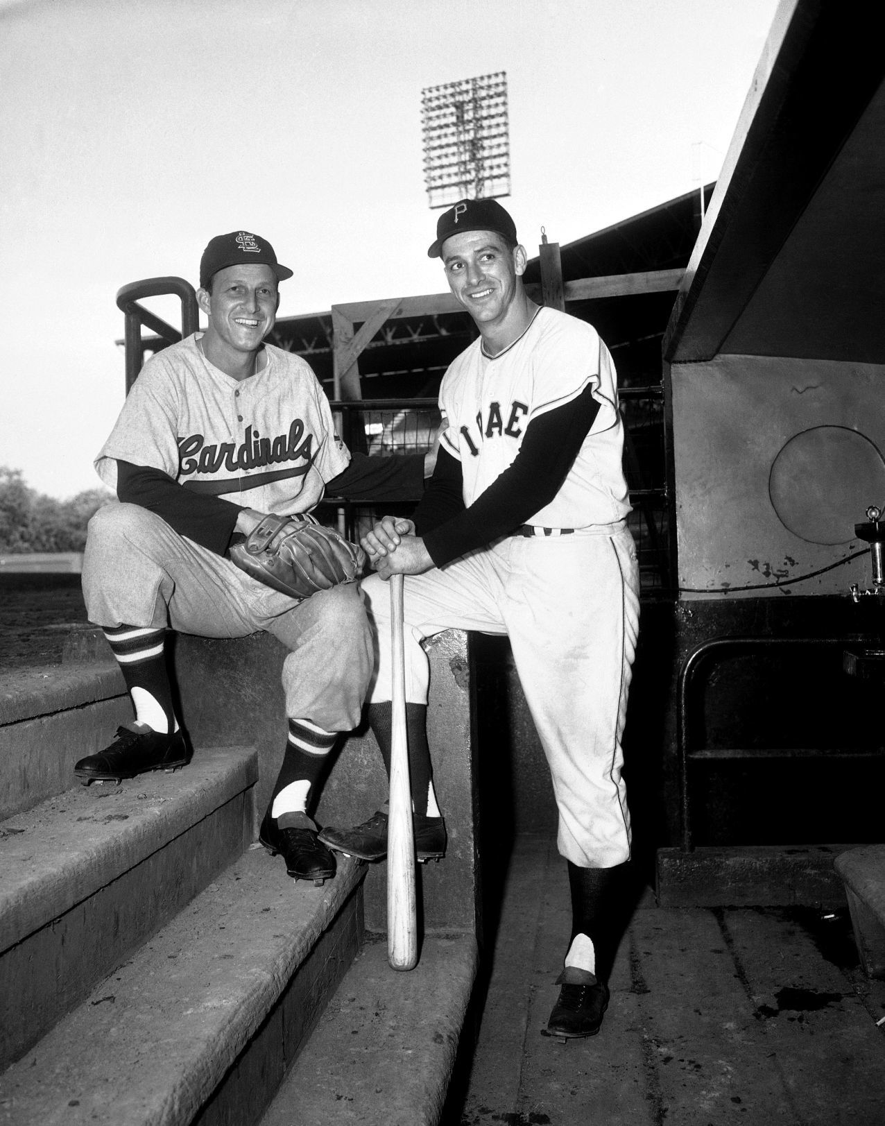 1956: Pirates' Dale Long homers in record 8th straight game